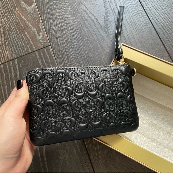 NWT Coach Corner Zip Wristlet in Black Signature Embossed Leather - Picture 4 of 8